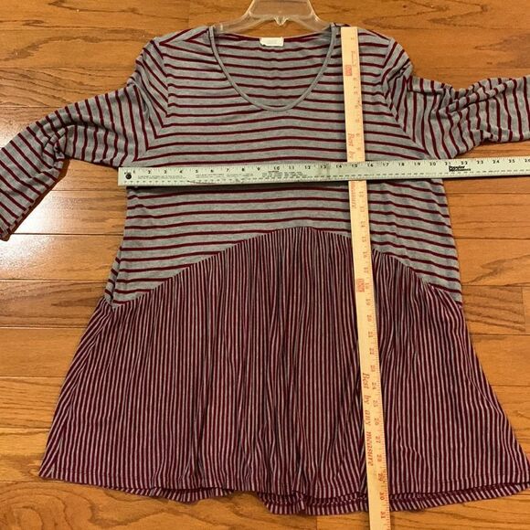 ODDY Size 2XL gray and red striped tunic.  Horizontal and vertical stripes - Picture 6 of 7